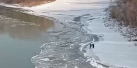 В Бийске заметили гуляющих по тонкому льду реки детей. Видео - Сетевое издание Толк