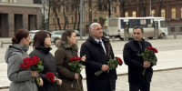 Делегация Алтайского края возложила цветы к памятнику Герою России генерал-майору Минигали Шаймуратову в Уфе - Администрация Алтайского края