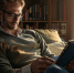 Человек читает электронную книгу / Изображение сгенерировано FusionBrain.AI / amic.ru - ИА Амител