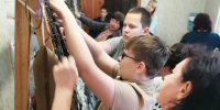В микрорайоне Авиатор молодые волонтеры освоили плетение маскировочных сетей - Администрация г. Барнаул