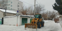 В Октябрьском районе продолжают очистку внутриквартальных проездов и посыпку территорий противогололёдной смесью - Администрация г. Барнаул