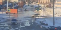 Прорыв водопровода в Барнауле затопил дорогу на Взлетной - Комсомольская Правда