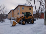 В Октябрьском районе продолжают очистку внутриквартальных проездов