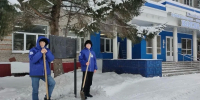 Студенты и школьники Октябрьского района привели в порядок памятные объекты ко Дню Героев Отечества - Администрация г. Барнаул