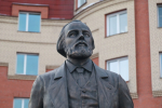 Писатель Захар Прилепин оценил памятник Достоевскому в Барнауле
