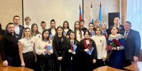 Юным барнаульцам торжественно вручили паспорта в День Конституции - Сетевое издание Толк