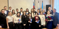 Школьникам Барнаула вручили паспорта в День Конституции России - Комсомольская Правда
