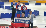 Егор Хромин ( в центре) на первой ступени пьедестала. У подножия подиума его тренер Елена Комаровская. Фото из архива "АС"
