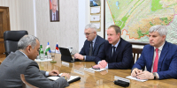 Рабочая встреча Губернатора Алтайского края Виктора Томенко и Генерального консула Республики Узбекистан в Новосибирске Аслама Акбарова - Администрация Алтайского края