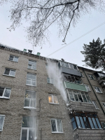 В Железнодорожном районе устраняют последствия снегопада