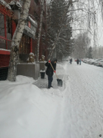 В Железнодорожном районе устраняют последствия снегопада