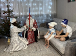 В костюмах главных новогодних героев Деда Мороза и Снегурочки сотрудники уголовно-исполнительной инспекции посетили на дому порядка 20 ребятишек, поздравили их с наступающим 2026-ым годом и вручили подарки.