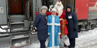 Дед Мороз и Снегурочка поздравляют пассажиров пригородных поездов в Алтайском крае - Администрация г. Барнаул