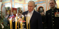 Владимир Путин на богослужении/Фото: сайт Кремля - ИА Амител
