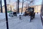 В Октябрьском районе продолжается очистка дворов и кровель от снега и наледи