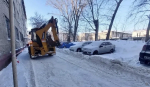 В Октябрьском районе продолжается очистка дворов и кровель от снега и наледи