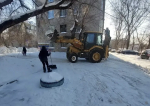 В Октябрьском районе продолжается очистка дворов и кровель от снега и наледи