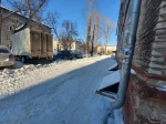 В Октябрьском районе продолжается очистка дворов и кровель от снега и наледи