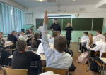 Правила поведения на дорогах напомнили барнаульским школьникам