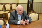 Александр Романенко обсудил с алтайским изобретателем перспективы использования научного потенциала края