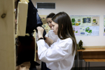 В АлтГУ продолжается акция по плетению маскировочных сетей для СВО. Фото