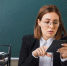 Учительница считает что-то на калькуляторе - Bankfax.Ru
