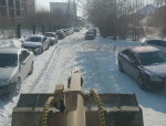 На территории Октябрьского района очищают от снега и наледи внутриквартальные проезды