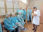 «Дом, в который приходят за счастьем»: АГМУ провел профориентационную экскурсию для школьников в старейшем роддоме Барнаула