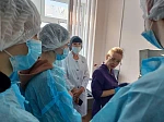 «Дом, в который приходят за счастьем»: АГМУ провел профориентационную экскурсию для школьников в старейшем роддоме Барнаула