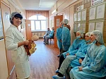 «Дом, в который приходят за счастьем»: АГМУ провел профориентационную экскурсию для школьников в старейшем роддоме Барнаула