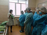 «Дом, в который приходят за счастьем»: АГМУ провел профориентационную экскурсию для школьников в старейшем роддоме Барнаула