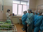 «Дом, в который приходят за счастьем»: АГМУ провел профориентационную экскурсию для школьников в старейшем роддоме Барнаула