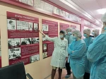 «Дом, в который приходят за счастьем»: АГМУ провел профориентационную экскурсию для школьников в старейшем роддоме Барнаула