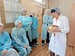 «Дом, в который приходят за счастьем»: АГМУ провел профориентационную экскурсию для школьников в старейшем роддоме Барнаула