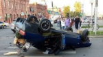 Иномарку выбросило на тротуар после ДТП  на аварийном перекрестке в Барнауле