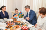 Глава Барнаула Вячеслав Франк встретился с семьей Героя России Игоря Иванова