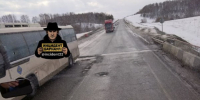 Глубокие ямы на трассе / Фото: "Инцидент Барнаул" - ИА Амител