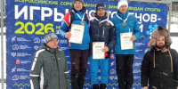 Призовой пьедестал. В центре - победитель соревнований Алексей Хвостов из Бийска. Фото предоставлено краевым спортклубом "Ветеран" - Газета Алтайский спорт
