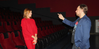 Вячеслав показывает, с какого ряда смотрел "Властелина колец" / Фото: amic.ru - ИА Амител
