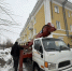 В Октябрьском районе продолжается уборка снега и очистка кровель жилых домов - Администрация г. Барнаул