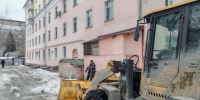 В Октябрьском районе продолжаются плановые работы по очистке и ворошению снега на внутриквартальных и придомовых территориях - Администрация г. Барнаул