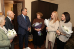 Александр Романенко вручил знак «Жителю блокадного Ленинграда» 91-летнему барнаульцу Виктору Мостакову