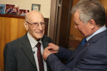 Александр Романенко вручил знак «Жителю блокадного Ленинграда» 91-летнему барнаульцу Виктору Мостакову