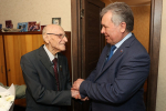 Александр Романенко вручил знак «Жителю блокадного Ленинграда» 91-летнему барнаульцу Виктору Мостакову