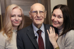 Александр Романенко вручил знак «Жителю блокадного Ленинграда» 91-летнему барнаульцу Виктору Мостакову