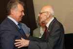 Александр Романенко вручил знак «Жителю блокадного Ленинграда» 91-летнему барнаульцу Виктору Мостакову