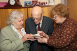 Александр Романенко вручил знак «Жителю блокадного Ленинграда» 91-летнему барнаульцу Виктору Мостакову
