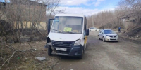 Три человека в больнице: в Бийске маршрутка врезалась в отбойник - Сетевое издание Толк