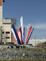 Улицы Железнодорожного района украшаются к майским праздникам