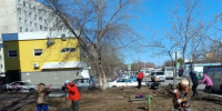 В рамках месячника весенней санитарной очистки в микрорайоне Новосиликатный проводятся акции по очистке территорий общего пользования - Администрация г. Барнаул